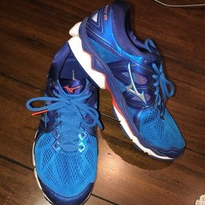 SALE THIS WEEKEND!n Mizuno Wave Sky 2 - 9.5 Men’s